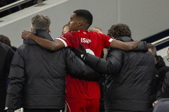 Liverpool mất Isak dài hạn: Thời cơ vàng để Chiesa rực sáng