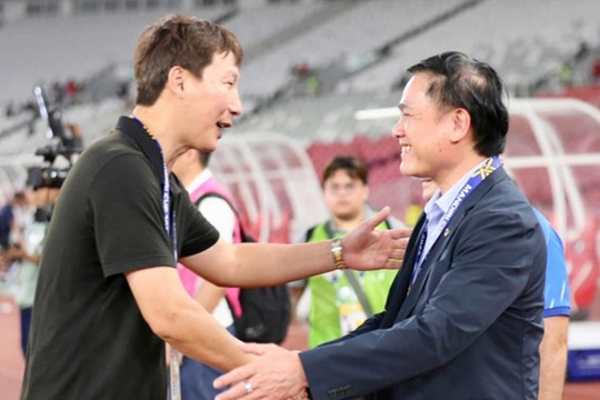 HLV Kim Sang-sik kín tiếng về tương lai sau HCV SEA Games 33
