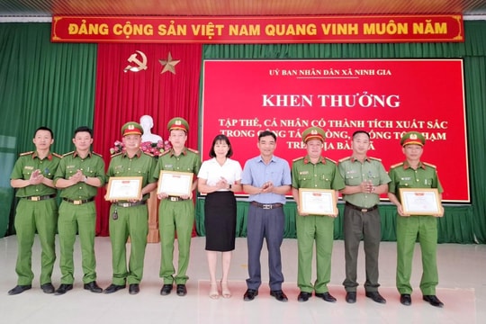 Xã Ninh Gia khen thưởng thành tích triệt phá đường dây ma túy của lực lượng công an