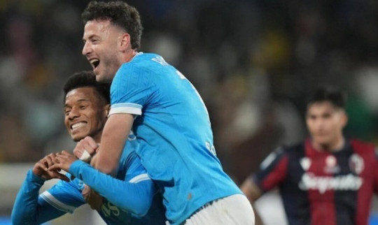 Napoli hạ Bologna 2-0, lên ngôi vô địch Siêu cúp Italia