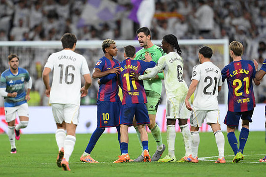 La Liga 2025/26: Real Madrid khủng hoảng, Barcelona thống trị