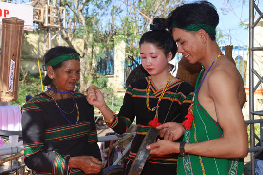Người giữ tiếng chiêng giữa bon Bu Kóh
