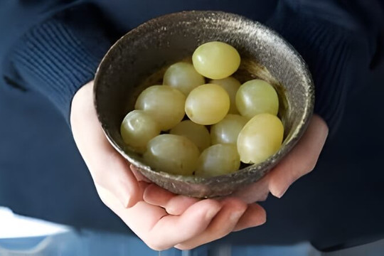 Ý nghĩa và cách thực hiện trào lưu ăn 12 quả nho đêm giao thừa