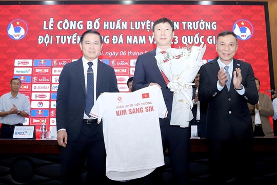HLV Kim Sang-sik gia hạn hợp đồng đến Asian Cup 2027
