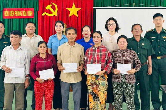 Bộ đội biên phòng Lâm Đồng hỗ trợ 5 gia đình bị chìm tàu