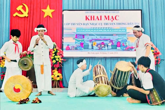 Giữ gìn bản sắc trong trường nội trú