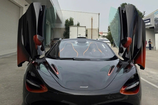 Siêu xe McLaren 750S Spider Orange Coriolis "độc bản" xuất hiện tại Việt Nam, giá gần 30 tỷ đồng