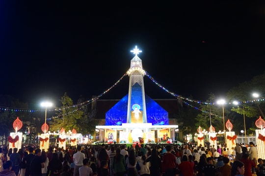 Giáng sinh rộn ràng, ấm áp khắp Đông Tây Lâm Đồng