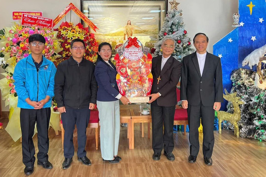 Tỉnh đoàn Lâm Đồng thăm, chúc mừng Lễ Giáng sinh tại Tòa Giám mục Đà Lạt