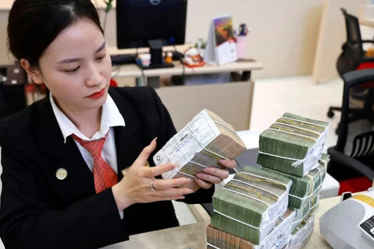 Lãi suất ngân hàng 24/12/2025: Nhiều nhà băng đẩy lãi suất lên trên 8%