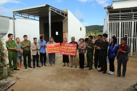 Trao tiền hỗ trợ xây nhà cho người dân trong Chiến dịch Quang Trung