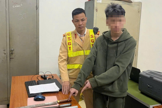 Hà Nội: CSGT khống chế đối tượng mang hung khí đi đánh nhau