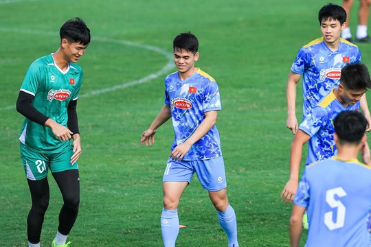 HLV Kim Sang-sik rèn thể lực cho U23 Việt Nam đấu Tây Á