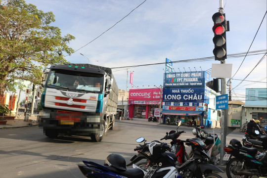 Tiềm ẩn nguy cơ tai nạn giao thông ở ngã ba Sông Mao