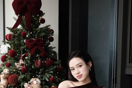 Đỗ Thị Hà khoe nhan sắc quyến rũ trong bộ ảnh Giáng sinh