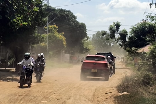 Tuyến đường nắng bụi, mưa lầy chờ ngày được đầu tư