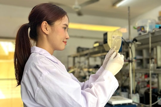 Sinh viên biến phụ phẩm nông nghiệp thành vật liệu năng lượng xanh