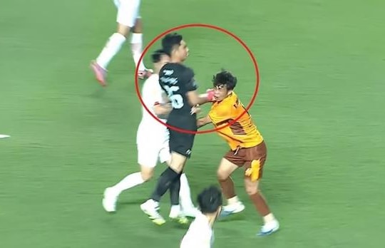 Thủ môn Văn Phong đấm đối thủ, Thể Công Viettel chia điểm HAGL