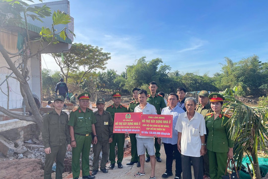 Công an Lâm Đồng hỗ trợ xây dựng nhà cho người dân sau mưa lũ