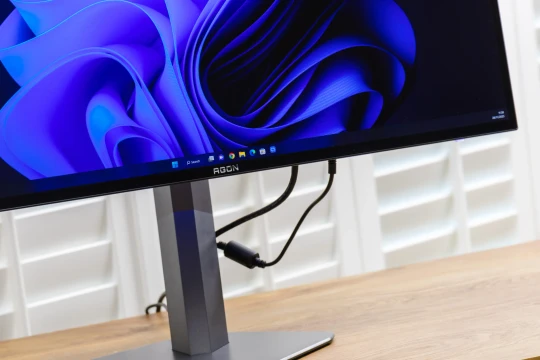 AOC Agon Pro AG276QZD: Màn hình OLED 240Hz hiệu năng cao