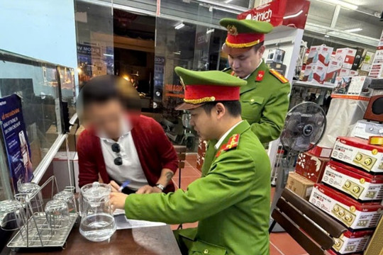 Hà Nội xử lý cơ sở kinh doanh pháo hoa trái phép tại xã Phù Đổng