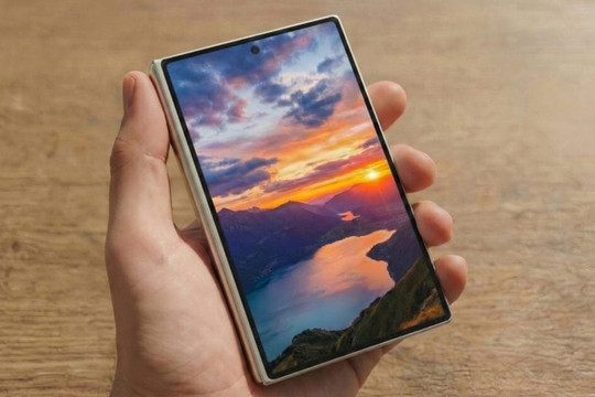 Galaxy Wide Fold lộ diện nguyên mẫu: Thiết kế ngắn và rộng hơn Z Fold7