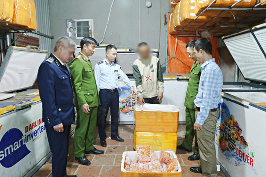 Bắc Ninh: Tiêu hủy gần 700kg trứng non và nầm lợn không rõ nguồn gốc