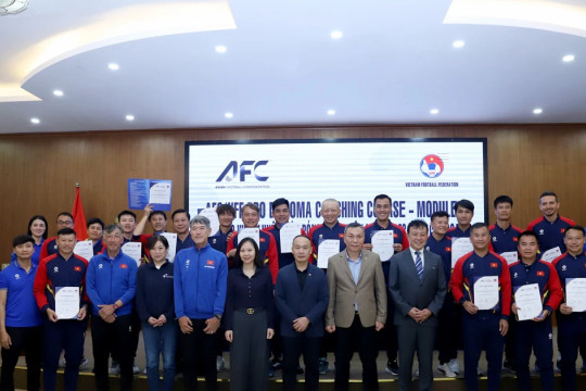 Bóng đá Việt năm 2025 và những bước tiến trong công tác đào tạo huấn luyện viên