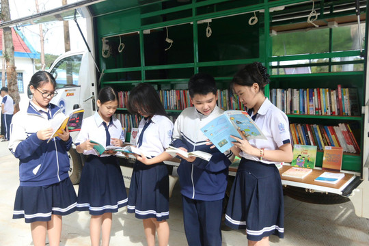 Xe thư viện lưu động đưa hơn 2.500 đầu sách đến học sinh dân tộc thiểu số