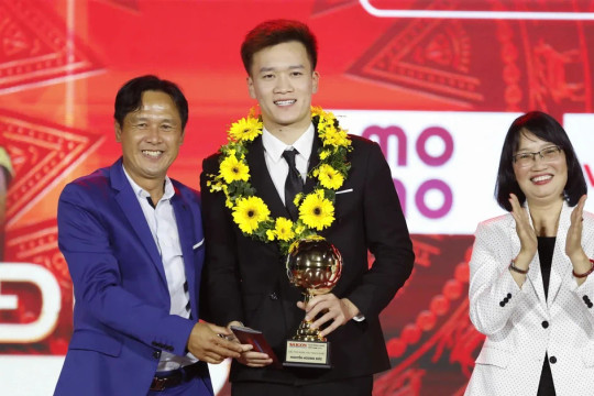 Tiền vệ Hoàng Đức hoàn tất "hattrick" giải thưởng Quả bóng Vàng Việt Nam