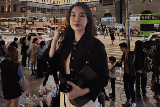 Đỗ Mỹ Linh gây chú ý với loạt ảnh che vòng hai giữa tin đồn mang thai