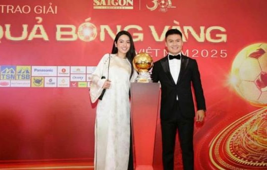 Quang Hải sánh đôi Chu Thanh Huyền tại Gala Quả bóng vàng 2025