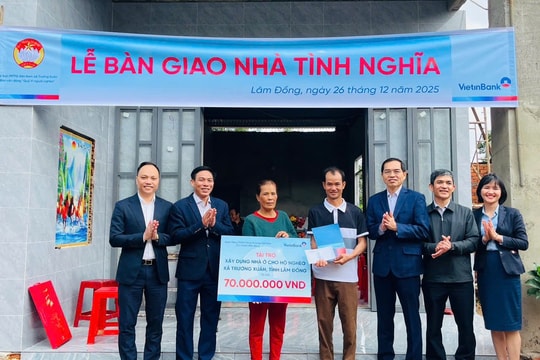 Trao tặng nhà “Đại đoàn kết” cho hộ nghèo ở xã Trường Xuân