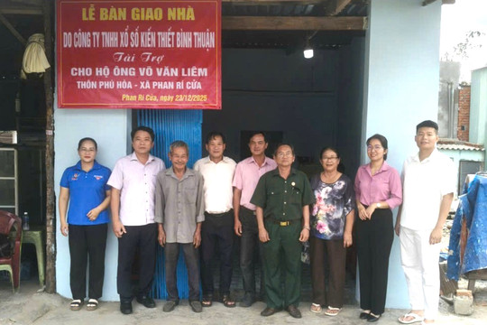 Trao nhà “Đại đoàn kết” cho hộ khó khăn ở Phan Rí Cửa