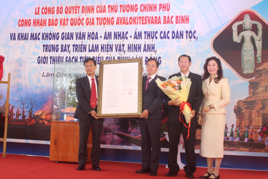 Lặng ngắm những báu vật của thời gian