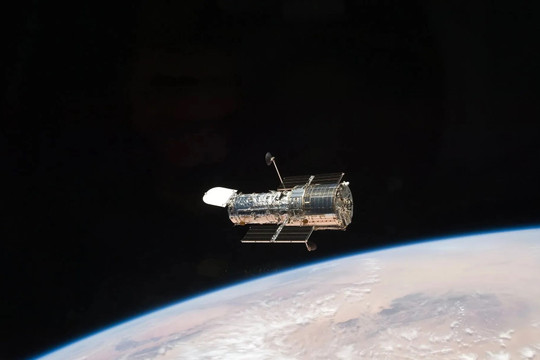 Kính viễn vọng Hubble ghi lại cặp thiên hà đang yêu xa Arp 4