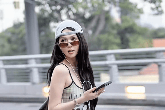 Ngọc Trinh gây chú ý khi tái hiện phong cách chụp ảnh trạm tỷ