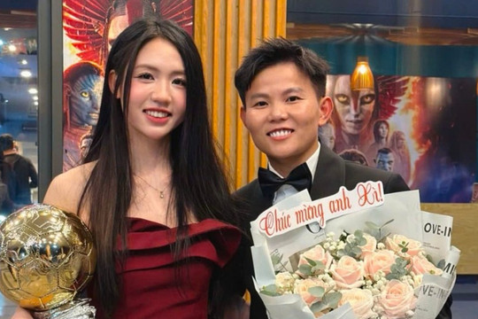 Trần Thị Duyên chúc mừng Quả bóng Vàng Nguyễn Thị Bích Thùy