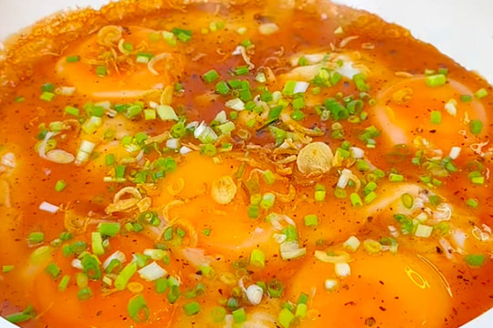 Cách làm trứng chiên sốt mắm đậm đà, hao cơm chỉ trong 15 phút