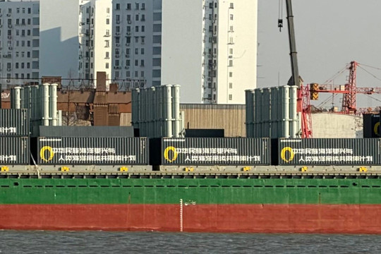 Trung Quốc hoán cải tàu container ZHONG DA 79 thành kho vũ khí di động