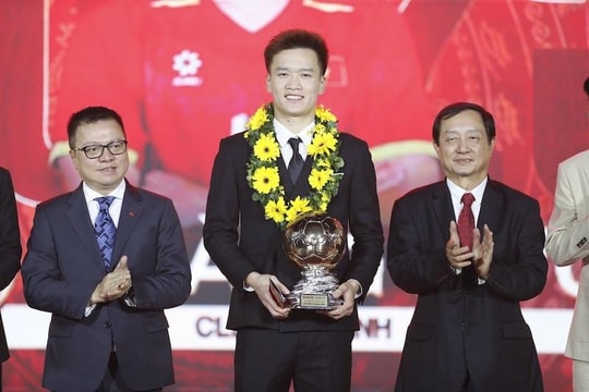 Nguyễn Hoàng Đức lập hat-trick Quả bóng Vàng Việt Nam