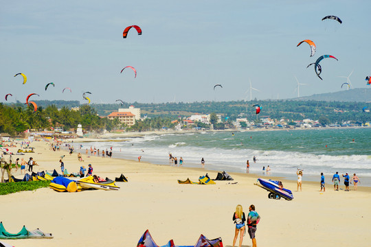 Mui Ne - Ham Tien beach bustles during the winter season with exciting sea activities.