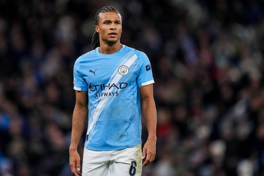 Pep Guardiola sẵn sàng để Nathan Ake gia nhập Barcelona