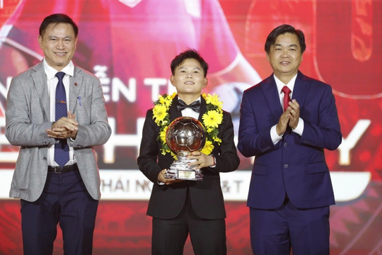 QBV Bích Thùy dành tiền thưởng ủng hộ trẻ em vùng cao