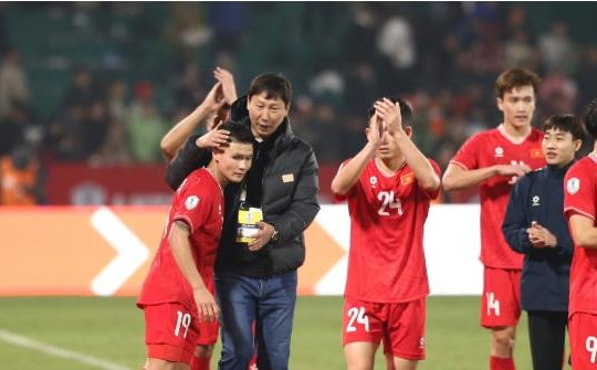 HLV Kim Sang-sik gây bất ngờ khi bầu Quang Hải cho Quả bóng Vàng