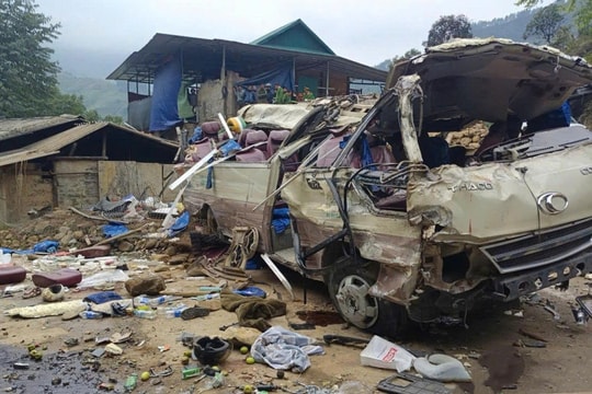 Lào Cai: Điều tra vụ tai nạn xe khách khiến 9 người tử vong