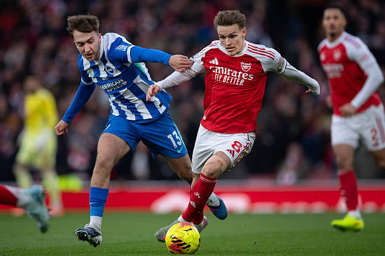Arsenal hạ Brighton 2-1: Martin Odegaard rực sáng đưa Pháo thủ lên đỉnh bảng