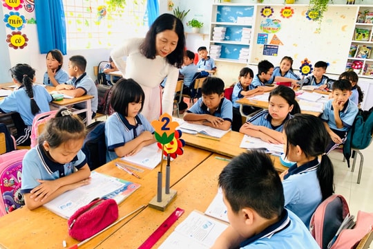 Cô giáo có nhiều sáng kiến trong giảng dạy