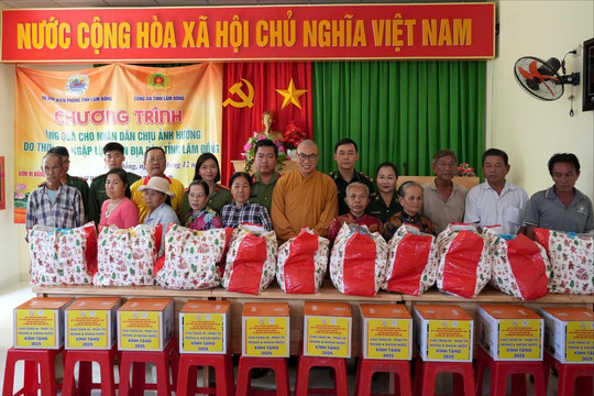 Tặng hơn 500 phần quà đến người dân Lâm Đồng ảnh hưởng mưa lũ