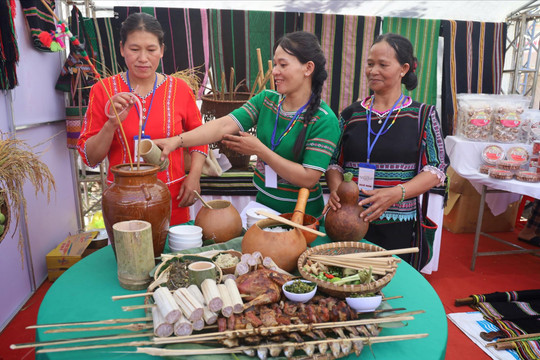 Mâm cơm người M’nông trong nhịp sống hôm nay